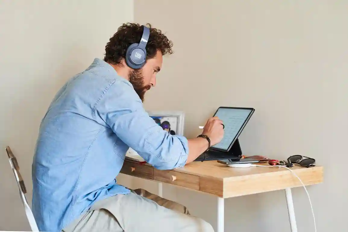 JBL Tune 760NC with 35-hour battery life and ANC